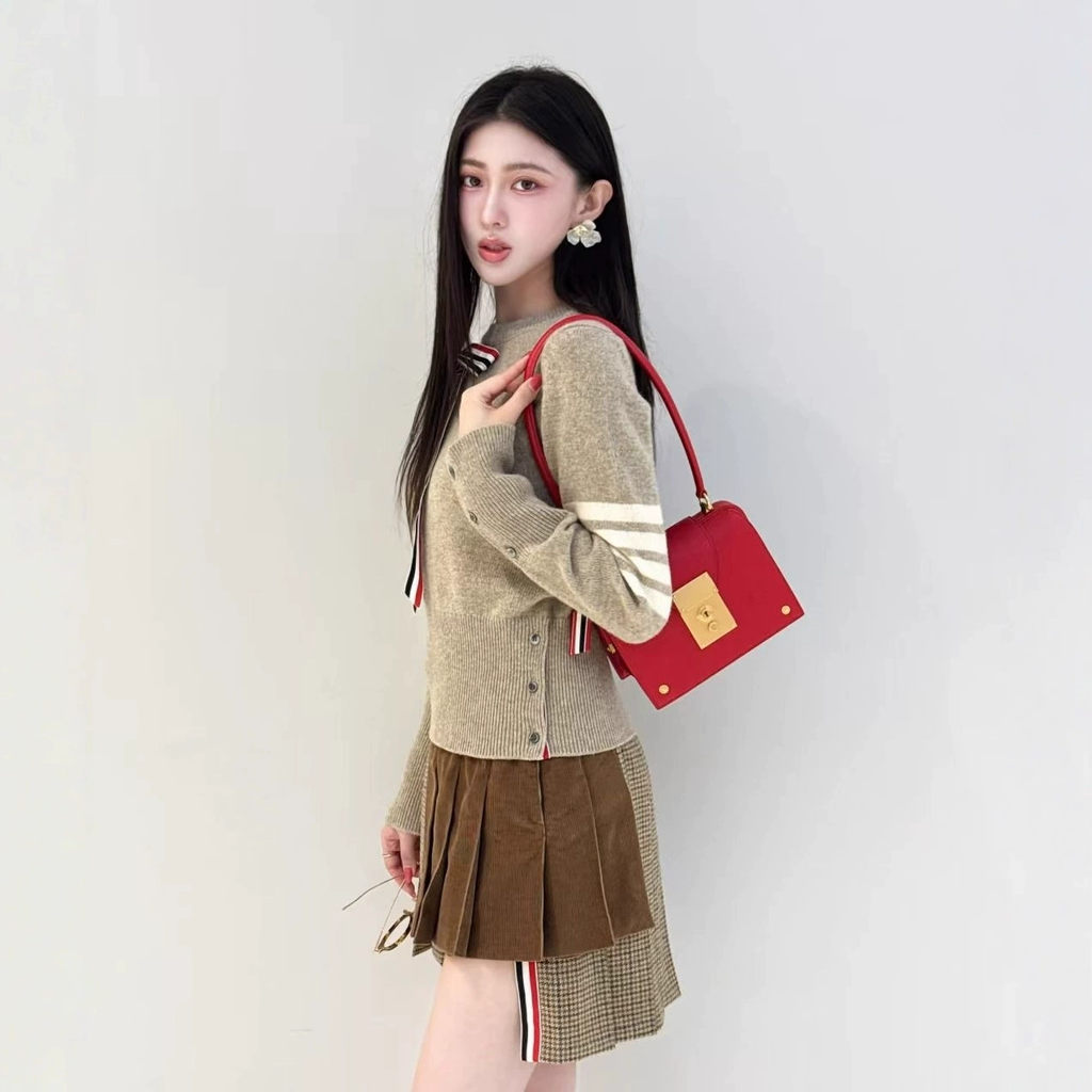 Bow-knitted sweater + short skirt
